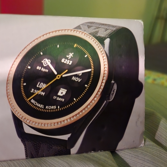 New Michael kors 5th gen 5E MKGO - Picture 6 of 14